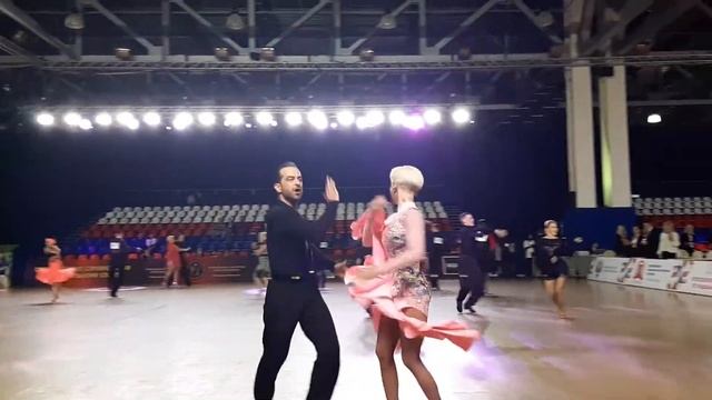 Сеньоры 1 (35 лет и ст.) Ча-ча-ча на Международном турнире "Вальс Победы". 3.05.2021 Москва, Крокус смотреть онлайн