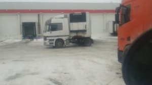 новичок за рулем фуры паркуется задним ходом #RCR #RCR