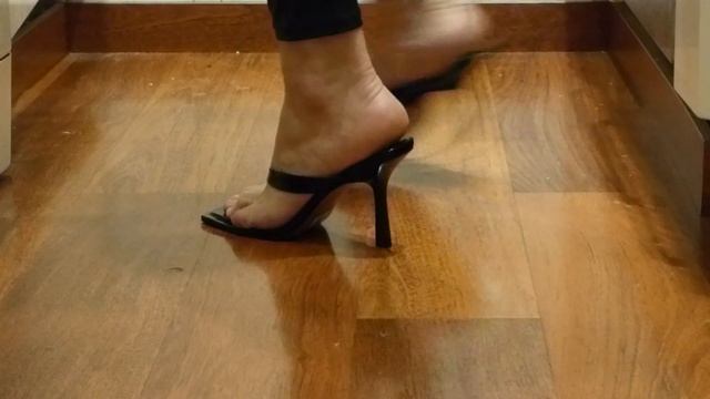 HIGH HEELS THONG SANDALS смотреть онлайн