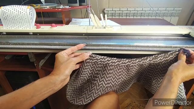 Круглая кокетка поперечным вязанием на вязальной машине. смотреть онлайн