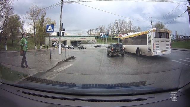 Волгоградский автобус плюёт на ПДД смотреть онлайн