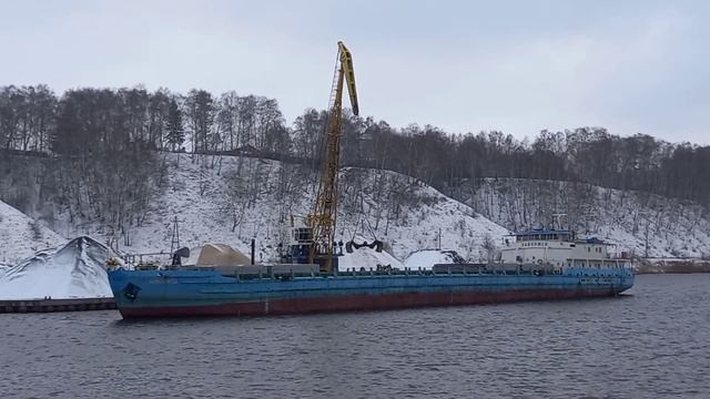 Выгрузка щебня с сухогруза на причал.Городец. смотреть онлайн