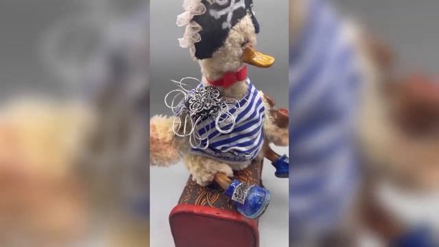 Игрушка ручной работы: текстильный гусь на сундучке. смотреть онлайн
