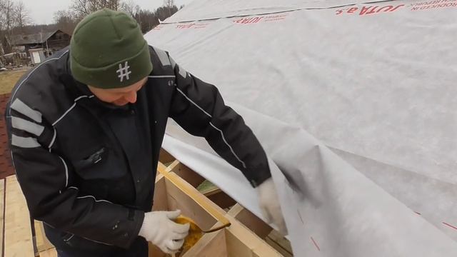 Как проклеить ветро влагозащиту для кровли, если она мокрая, или в холодную погоду. смотреть онлайн