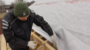 Как проклеить ветро влагозащиту для кровли, если она мокрая, или в холодную погоду.