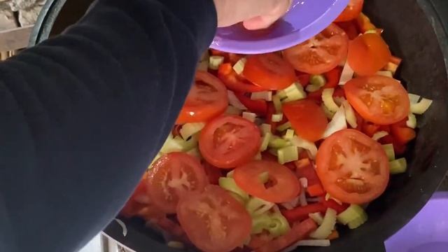 Гусь тушеный с овощами в казане смотреть онлайн