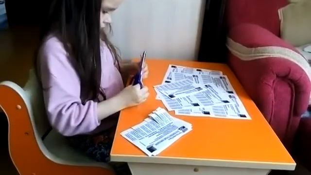 Папина помощница/ Есфирь разрезает объявления смотреть онлайн