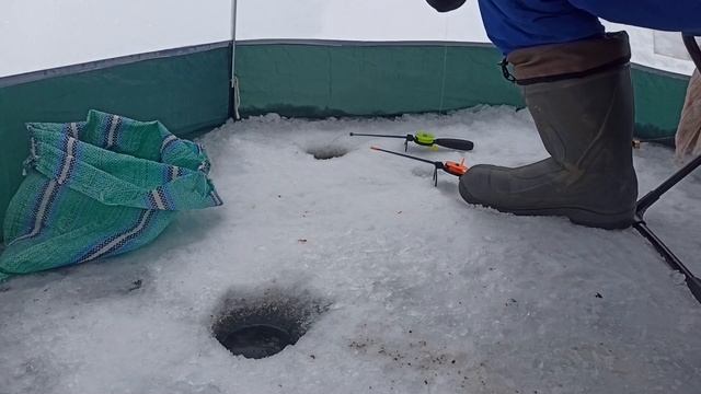 ПЛОТВА СОШЛА С УМА ОТ ПОГОДЫ! Как упешно ловить плотву зимой смотреть онлайн