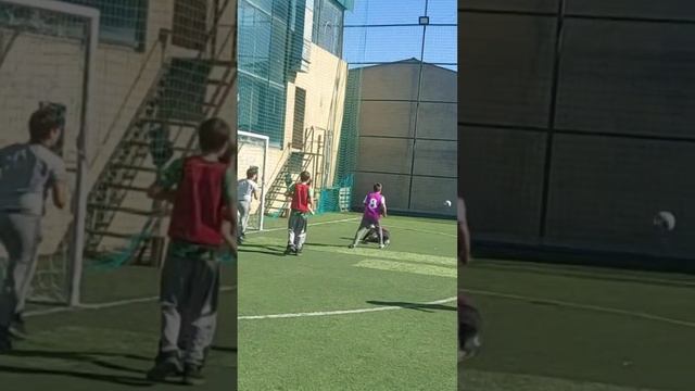 Школьный футбольный турнир. Играют 6 классы. школа "Интеллект" смотреть онлайн