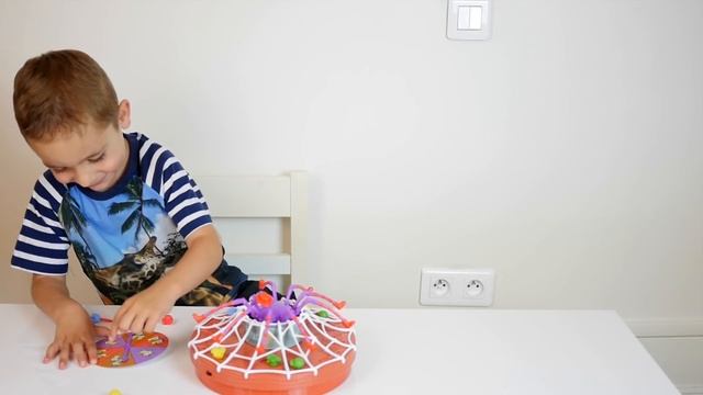 JEU - MISS KIPIK : Gare à la terrible araignée !!! - Jeu de société смотреть онлайн