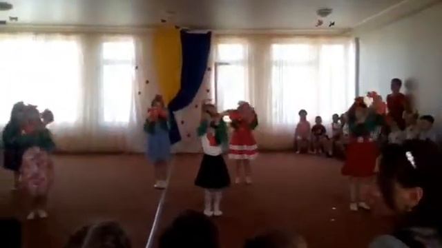 Танец "Маки" детей средней группы смотреть онлайн