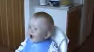 Ребенок Смеется