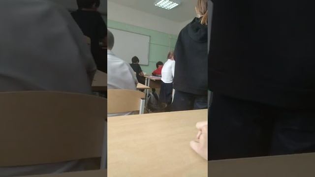 Наш класс когда учитель вышел на 5 минут! смотреть онлайн
