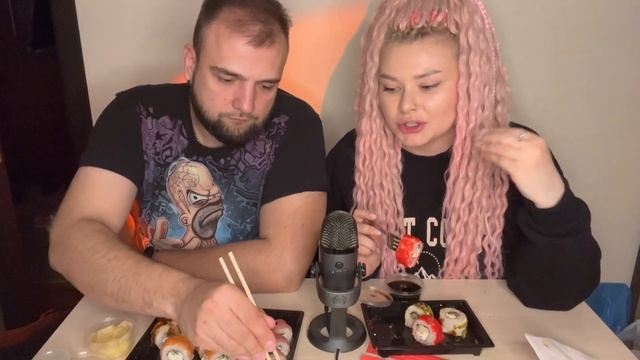 АСМР ИТИНГ/ЕДИМ С МУЖЕМ РОЛЛЫ KAIFA смотреть онлайн