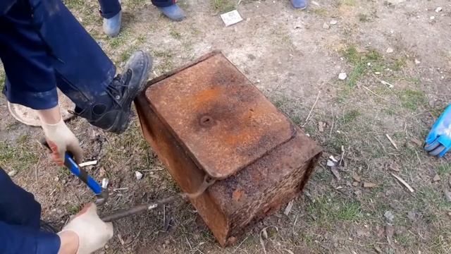 Старый СЕЙФ нашли в ЗАБРОШЕННОМ ПОГРЕБЕ! Смотрим, ЧТО внутри!!! смотреть онлайн
