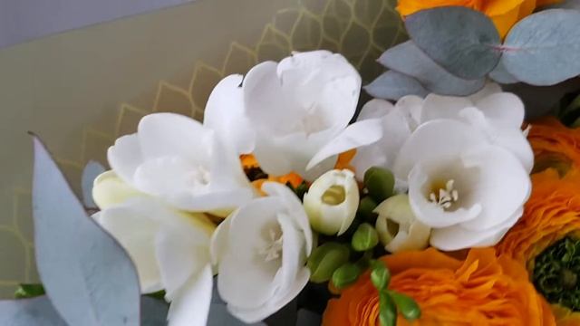 Средний букет с ранункулюсами, тюльпанами и фрезией смотреть онлайн