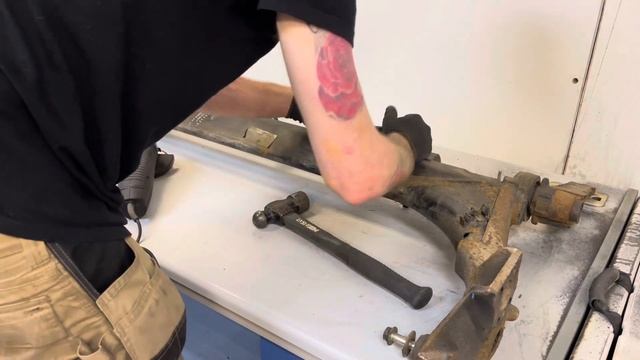 Finally Lowering The Rear! Axle Removal And Prep For Refurb! Laguna BTCC Track Car Ep27 смотреть онлайн