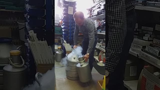Переливаем жидкий азот. Pouring liquid nitrogen. смотреть онлайн