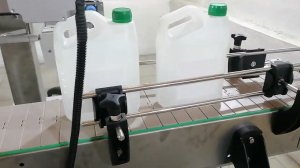 Наклеивание этикетки на канистру -  Etikon.ru