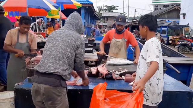 Atraksi Potong Ikan Tuna Segar di Stand 001 смотреть онлайн