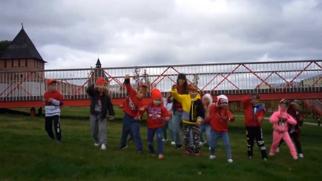 Bored in the house. Искорки. смотреть онлайн