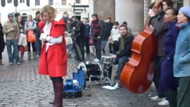 Roisin Murphy -Let Me Know-excerpt-Busking Covent Garden смотреть онлайн