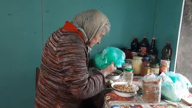 БАБУШКУ НИНУ НАКОРМИЛИ И ОТОГРЕЛИ!!! смотреть онлайн