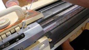 Вязальная машина. Сдвоенная кулирная гладь. Край без резинки на двух фонтурах