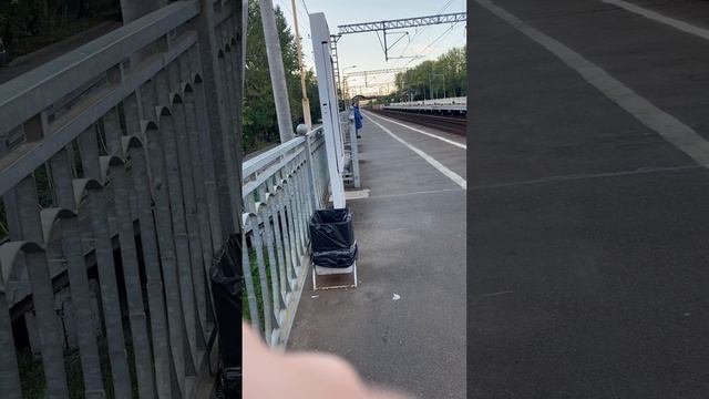 Электровоз эп2к с фирменным поездом номер 109 Санкт-Петербург — Астрахань проезжает пл. фарфоровска смотреть онлайн