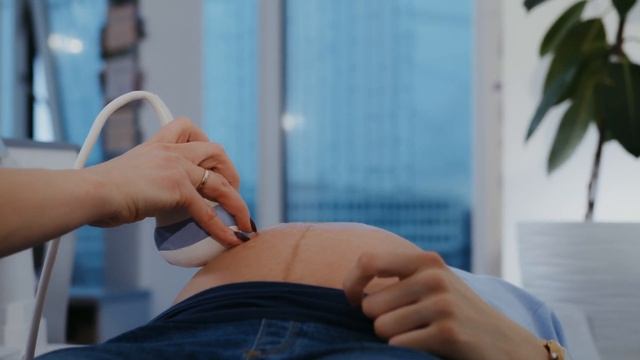 КОГДА НУЖНО БЕСПОКОИТЬСЯ ВО ВРЕМЯ БЕРЕМЕННОСТИ | 7 признаков что с вашей беременностью что то не та смотреть онлайн