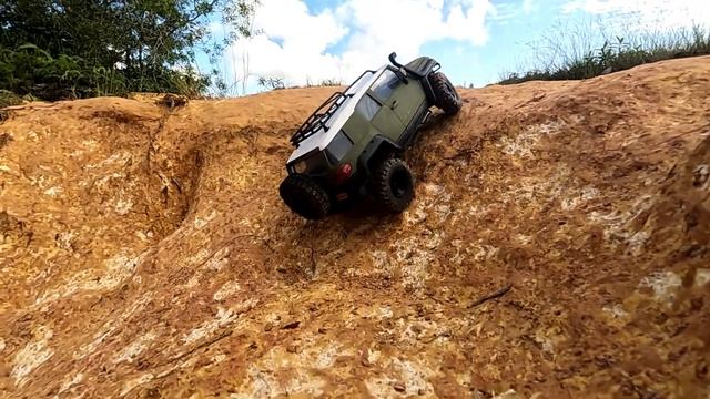 FMS FJ Cruiser and the new 1/24 truck trailing around смотреть онлайн