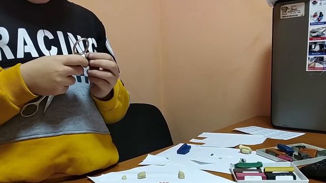 Лепим из пластилина Амонг ас смотреть онлайн