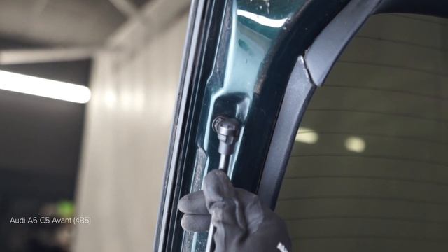 Comment remplacer verin de coffre sur AUDI A6 C5 Avant [TUTORIEL AUTODOC] смотреть онлайн