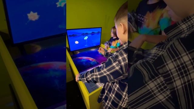 Сорвать виртуальный цветок, не так-то просто / Но у нас получилось ?? #игры #дети #отдых смотреть онлайн