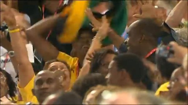 Usain Bolt 19.19 new WORLD RECORD 200M Berlin 2009 [HQ]