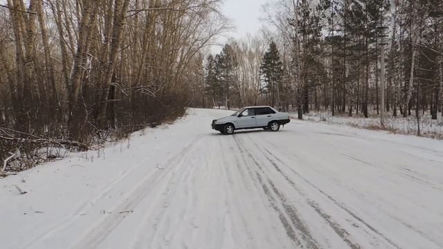 Как правильно тормозить по скользкой дороге? У кого больше тормозной путь? У 21099 или приора? Клип смотреть онлайн