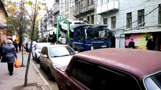 Автовоз на вузькій вулиці / Тruck on a narrow street смотреть онлайн