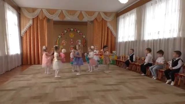 Ребята из группы Колобок поздавляют с 8 Марта смотреть онлайн