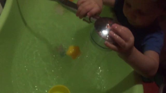 Купаем игрушки в ванной. Видео для детей. смотреть онлайн