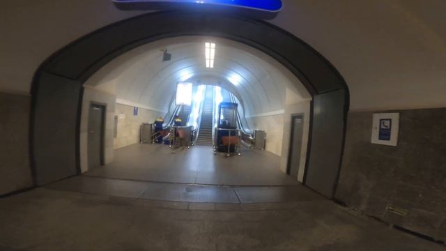 [4К] Выход со станции метрополитена "Гостиный Двор" смотреть онлайн