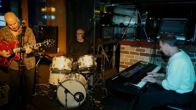'Moondance' by Van Morrison performed by Steel n Ford n McIntosh смотреть онлайн