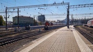 Тепловозы ТЭМ18ДМ с пассажирскими поездами на Казанском вокзале