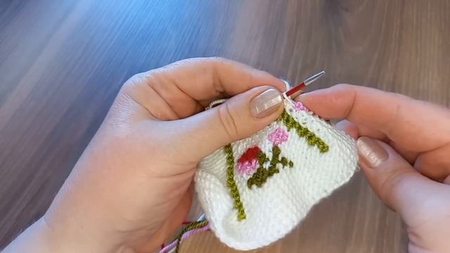 Тапочки спицами с цветочным узором??? краткое описание. смотреть онлайн