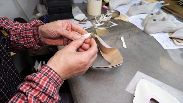 Process of Making Handmade Women's Shoes by The Oldest Korean Heels Factory Over 50 Years смотреть онлайн