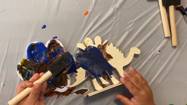 Painting Animals | Messy FUN With Colored Paint смотреть онлайн