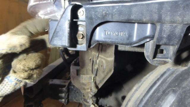 Как снять фару головного света на ПРАДО-120 смотреть онлайн
