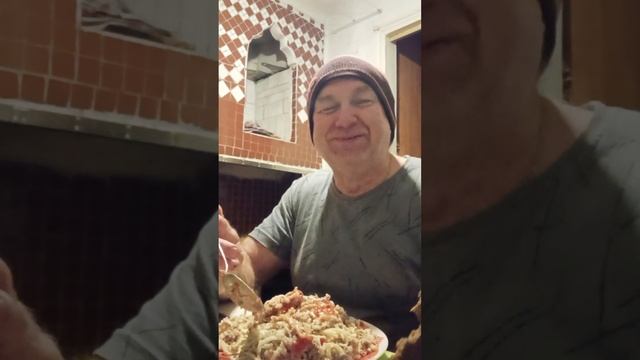 На поздний вечер ем макароны по флотски с бочковым огурчиком. смотреть онлайн