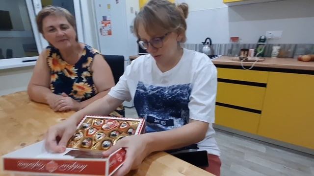 Мама возвращается. Выписка из роддома. Пробуем конфеты за 6500 руб смотреть онлайн