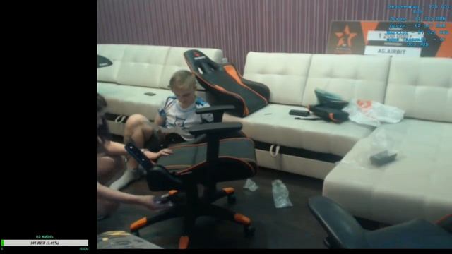 Алёна Переехала к Панике | Паника Собирает Стул и Бомбит | Нарезка Со Стрима Паники#1