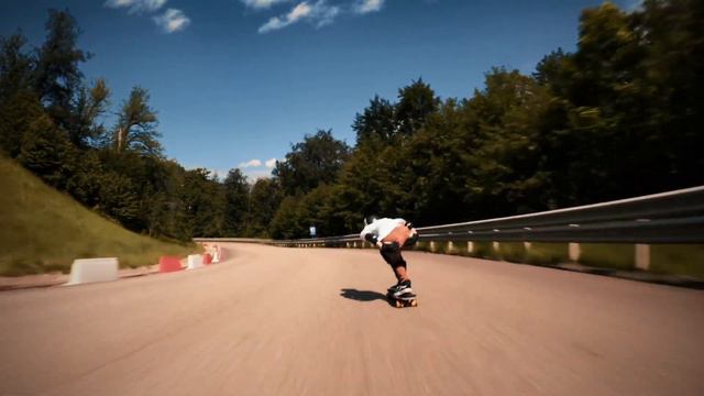 Скоростной спуск на лонгборде в Сочи | спот Альпийка | Downhill Skateboarding смотреть онлайн